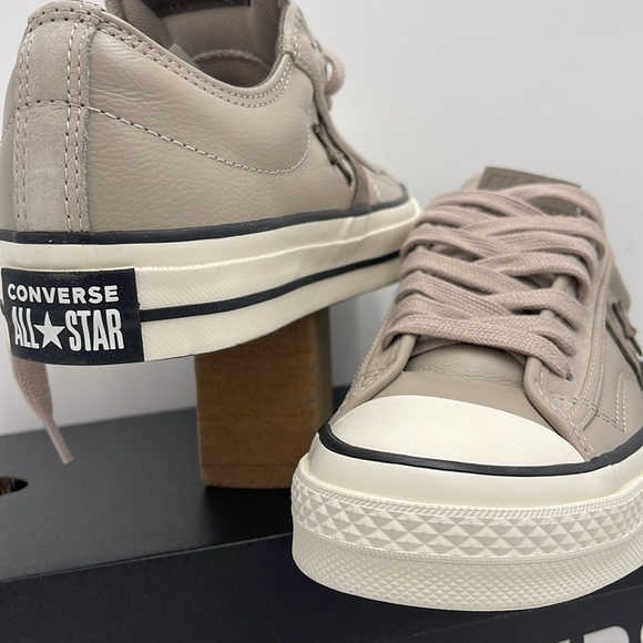 Converse WMNS STAR PLAYER 76 OX
PAPYRUS/CLASSIC TAUPE/EGRET A12405C Leather Snkr - Picture 7 of 16